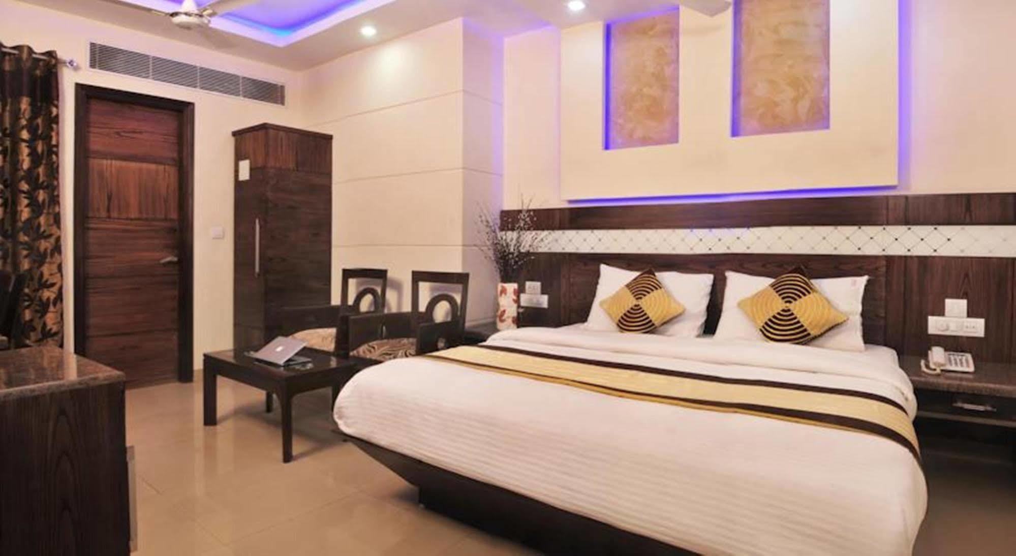 Hotel Stay Well Dx Нью-Дели Экстерьер фото